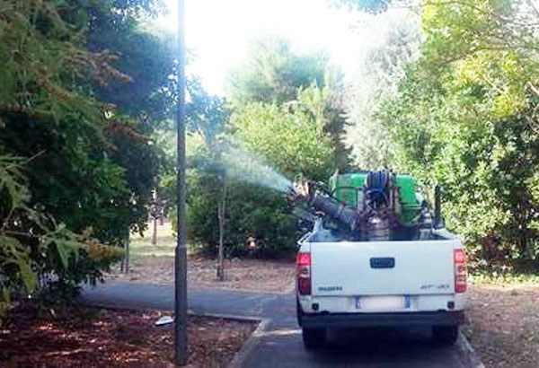 Nebulizzazione eseguita da un mezzo attrezzato in un'area verde