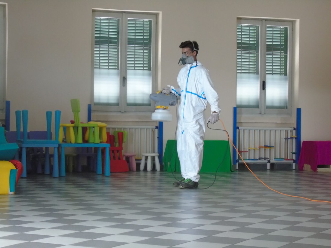 Operatore in dispositivi di protezione durante una sanificazione degli ambienti